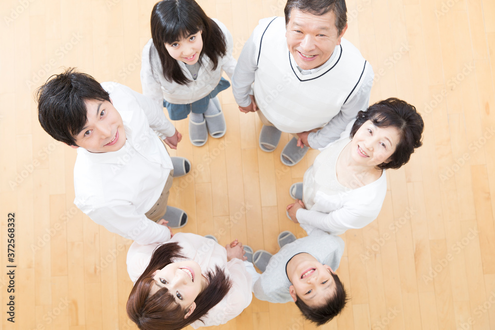 Fototapeta premium 笑顔の3世代ファミリー