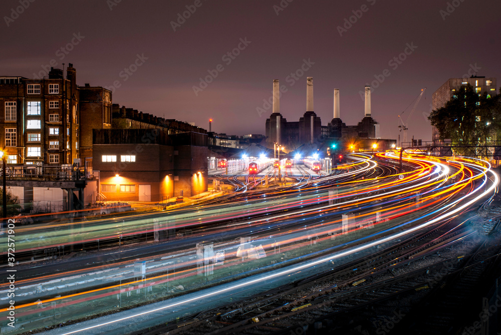Obraz premium night traffic in the city