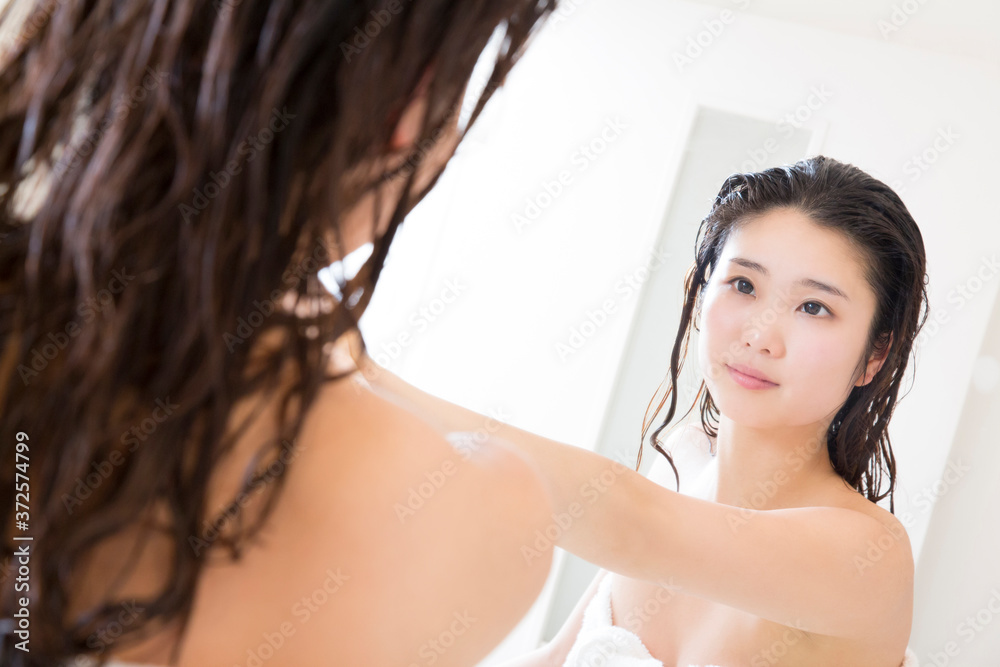 鏡を見る女性 鏡を見る女性