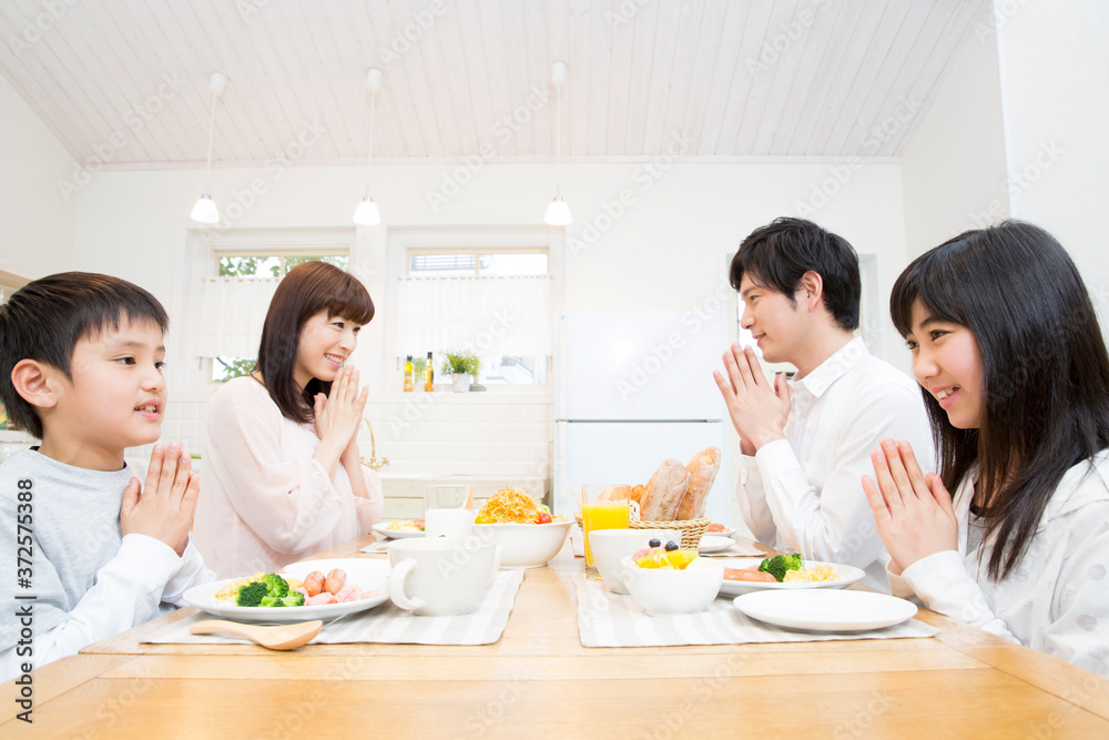 朝食を食べる家族