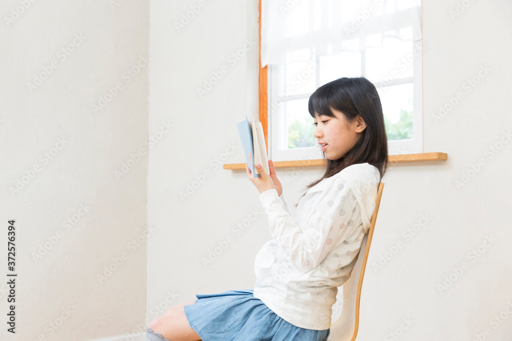 本を読む女の子