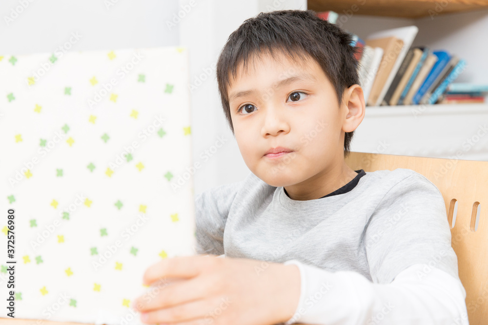 本を読む男の子