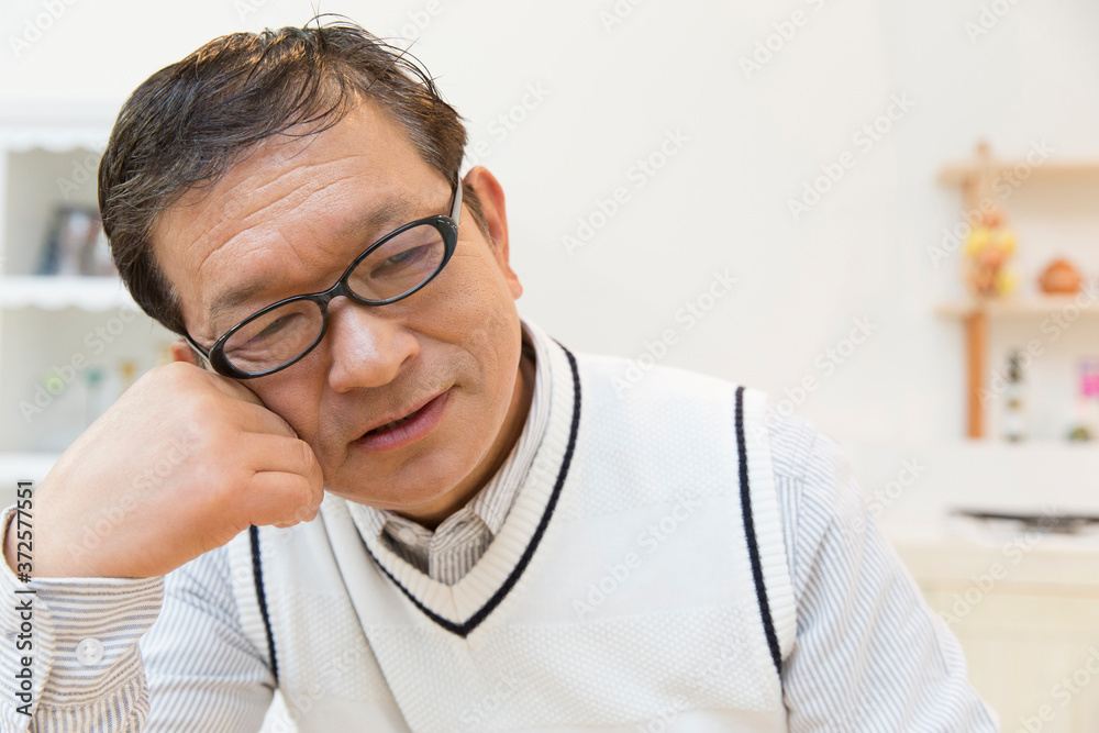 考え事をするシニア男性 考え事をするシニア男性