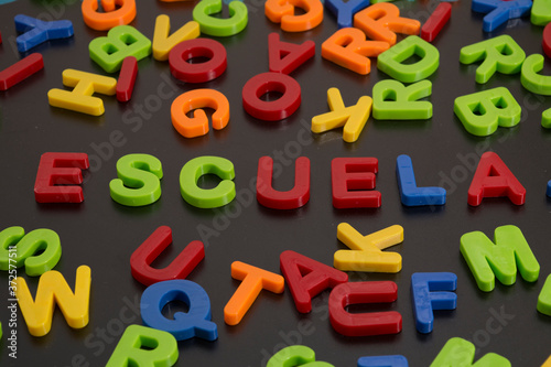 letras de plastico formando la palabra escuela