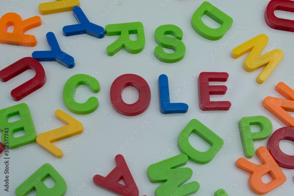Obraz premium letras de plastico formando la palabra colegio 
