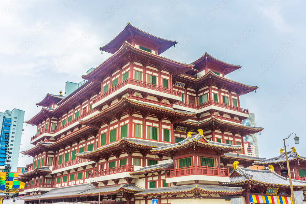 Fototapeta premium SINGAPORE, 2 OCTOBER 2019: Buddha Tooth Relic Temple in Chinatown