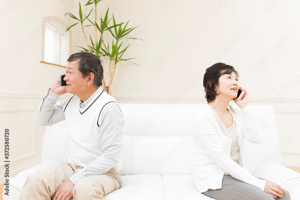 電話をするシニア夫婦 電話をするシニア夫婦