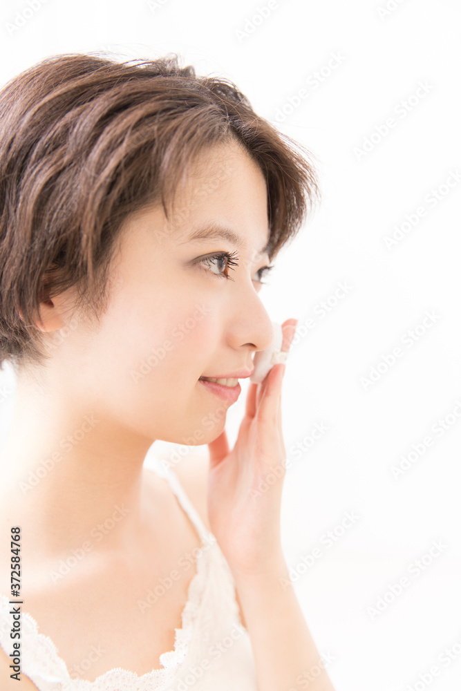 ファンデーションを塗る女性