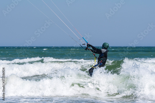 Ein Kitesurfer im April an der Ostsee