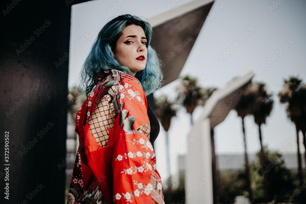 Chica otaku gotica pelo azul facherita moda japonesa cuero negro tatuajes Chica otaku gotica pelo azul facherita moda japonesa cuero negro tatuajes