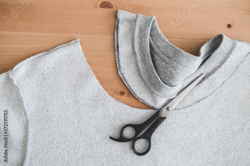Φωτογραφία upcycling old clothes concept, sweatshirt with scissors to cut a new neckline