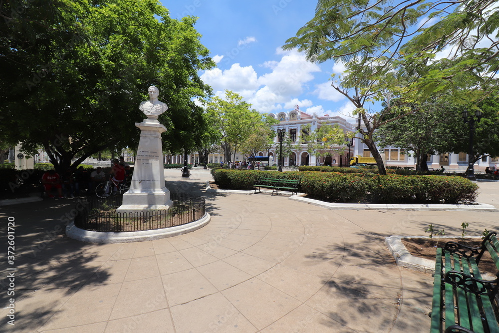 キューバの中部、フランス人が造った町シエンフエゴスの古い建物　ホセ・マルティ公園
Parque José Martí