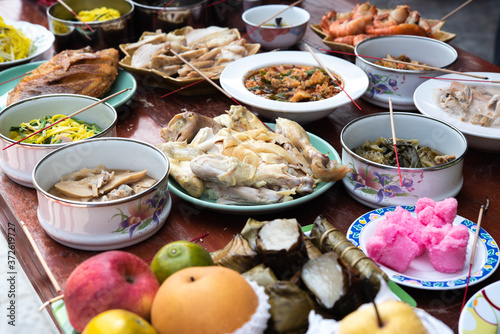 Φωτογραφία Food for pay respect to ancestor for chinese new year.