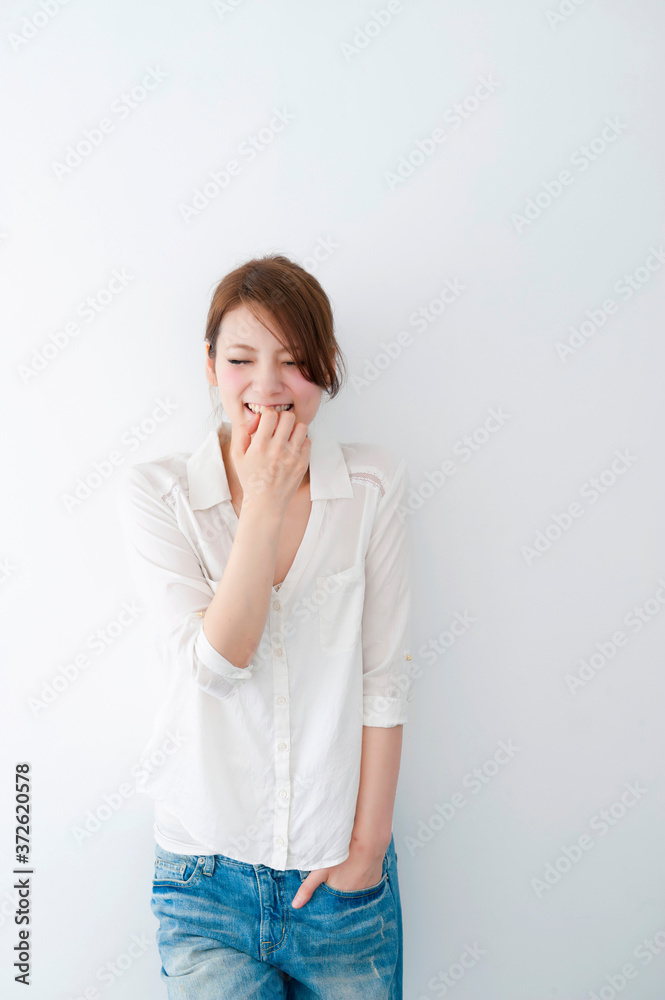 笑いを堪える女性 笑いを堪える女性