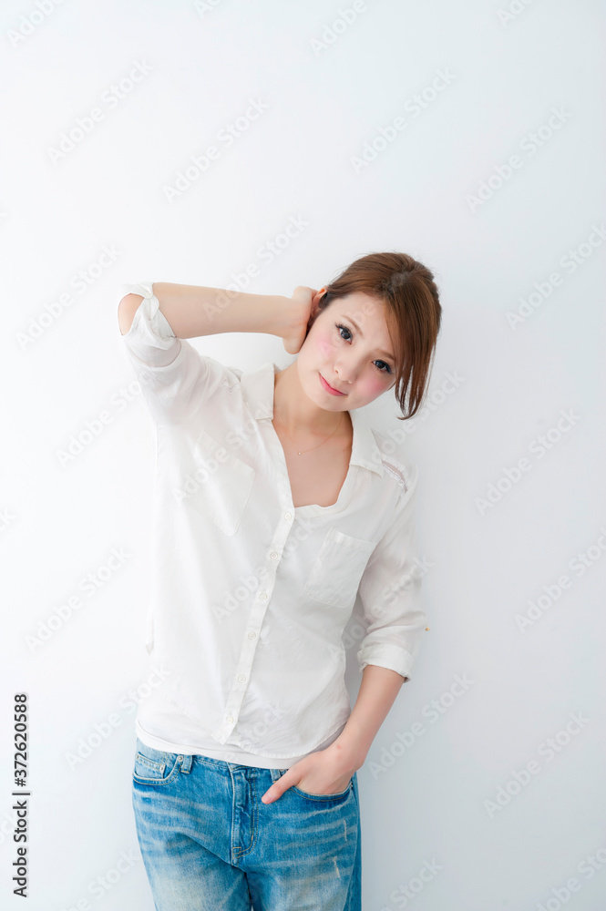 見つめてくる女性 見つめてくる女性