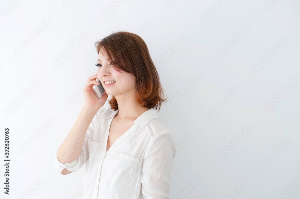 電話する女性 電話する女性