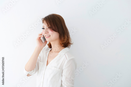 電話する女性