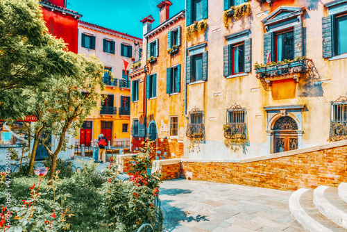 Fototapeta Naklejka Na Ścianę i Meble -  VENICE, ITALY - MAY 12, 2017 : View of the most beautiful places of Venice, narrow streets, houses, city squares. Italy.