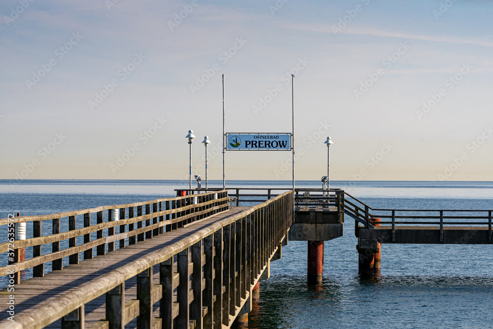 Naklejka premium Seehafenbrücke Prerow, Blick aufs Meer