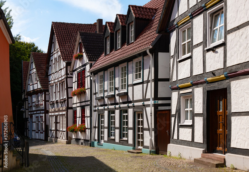 Paderborn Altstadt Deutschland Gasse Fachwerk Häuser Idyll Auf den Dielen Pader Quellgebiet Dom Ostwestfalen Bischof Fassaden renoviert Fenster Kopfstein Pflaster Straße Baustil Sommer Viertel typisch photo