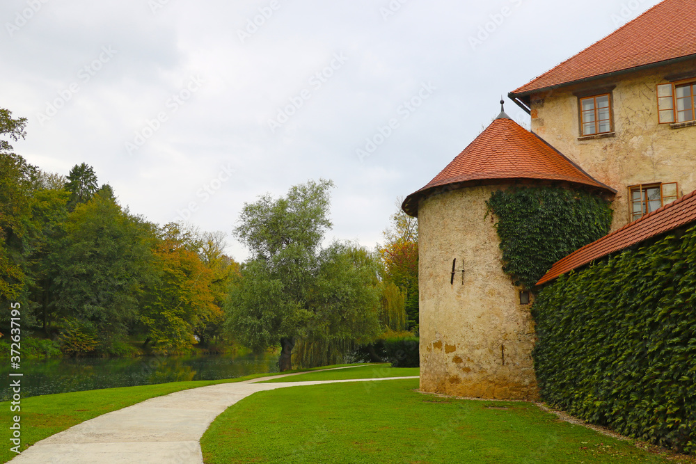 Fototapeta premium A beautiful view of the old castle on a cloudy day.