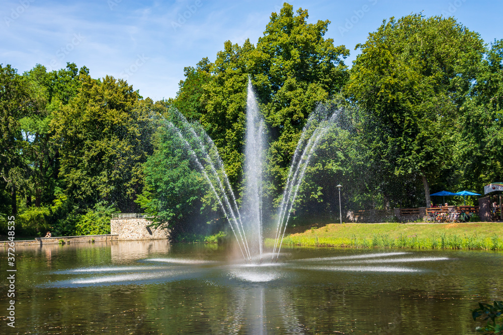 Naklejka premium ein Springbrunnen in einem Stadtpark