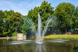 ein Springbrunnen in einem Stadtpark