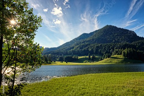 Wanderung am Spitzingsee, auf dem Wanderweg m Ufer entlang. Im Mangfallgebirge in den Bayerische Alpen.