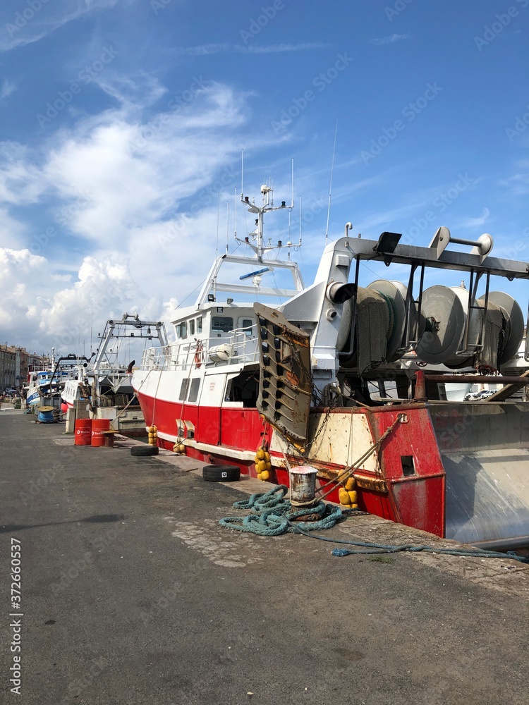 Un bateau de pêche au Port de Sète