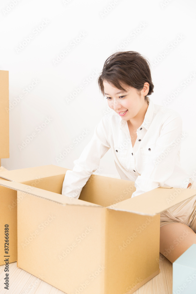 荷作りをする女性 荷作りをする女性