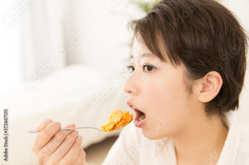 オムライスを食べる女性