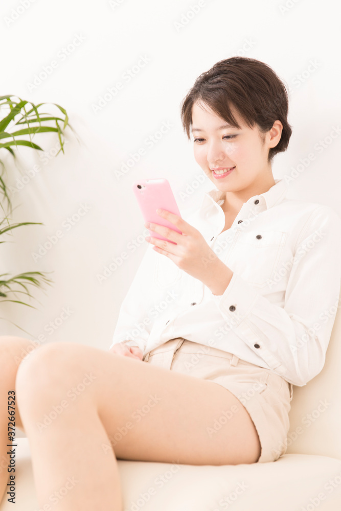 携帯メールを見る女性