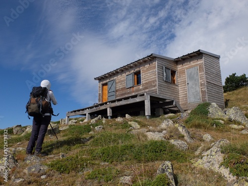 cabane en bois maison de berger abri refuge de montagne pour randonner tiny house dans les Pyrénées Orientales en Occitanie