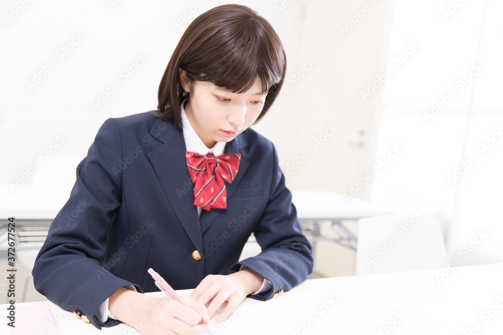 勉強する女子高校生