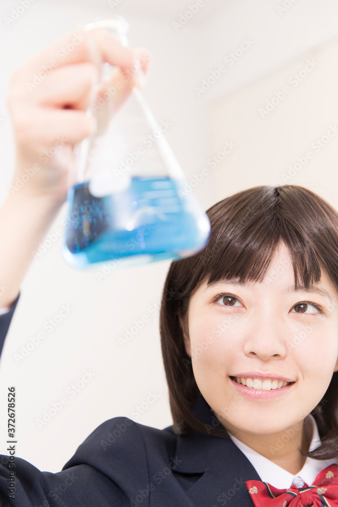 実験をする女子高校生 実験をする女子高校生