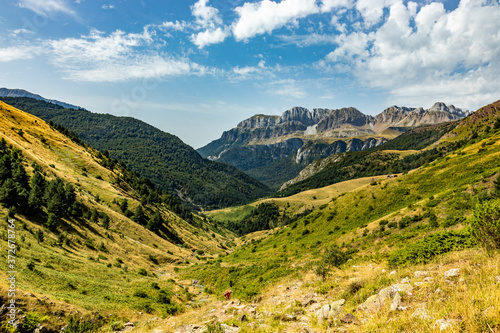 Vista durante la subida y bajada al Ibon de acherito desde la Selva de Oza, Huesca © Alotz