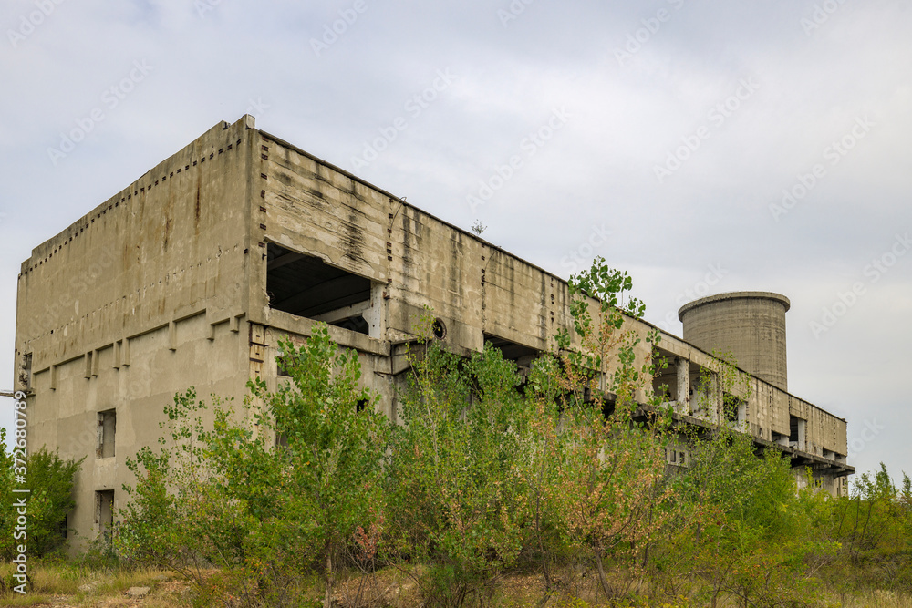 Building of an industrial complex in degradation