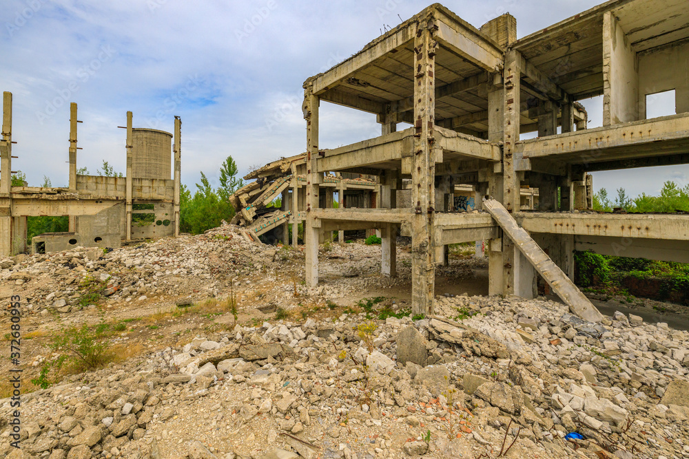 Building of an industrial complex in degradation Building of an industrial complex in degradation