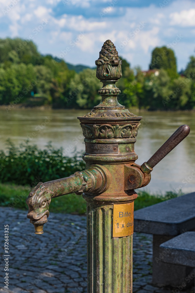 Obraz premium Verzierter traditioneller Trinkwasser Brunnen aus Metall