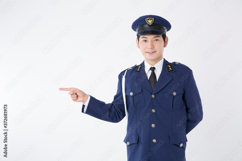指差しをする男性警察官 指差しをする男性警察官