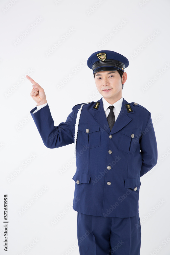 指差しをする男性警察官 指差しをする男性警察官