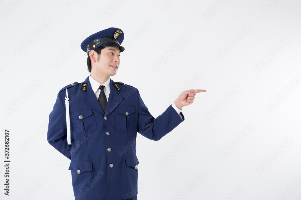 指差しをする男性警察官 指差しをする男性警察官