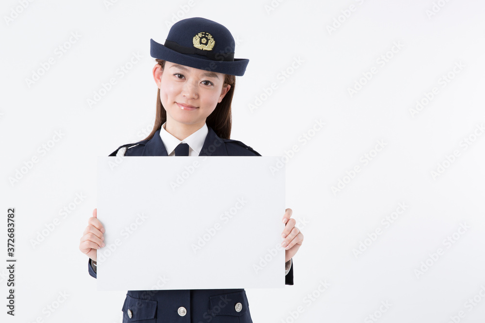 メッセージボードを持つ女性警察官
