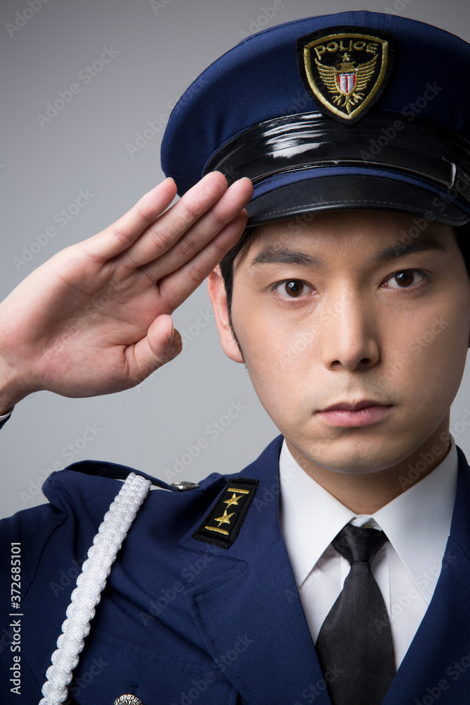 敬礼をする男性警察官 敬礼をする男性警察官