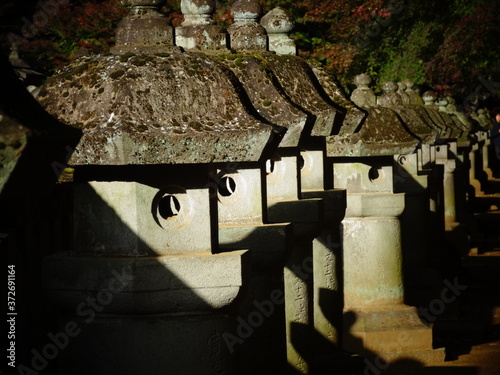 古い寺の石灯籠の列　060