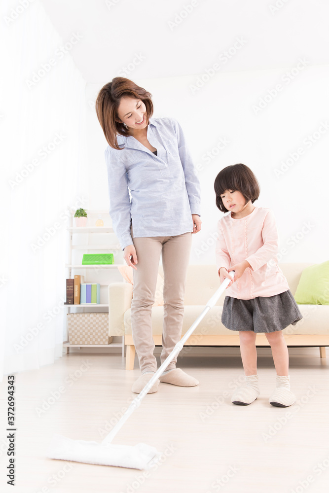 掃除する親子 掃除する親子
