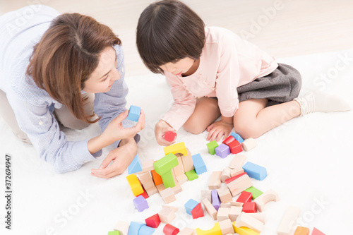積み木で遊ぶ母と娘