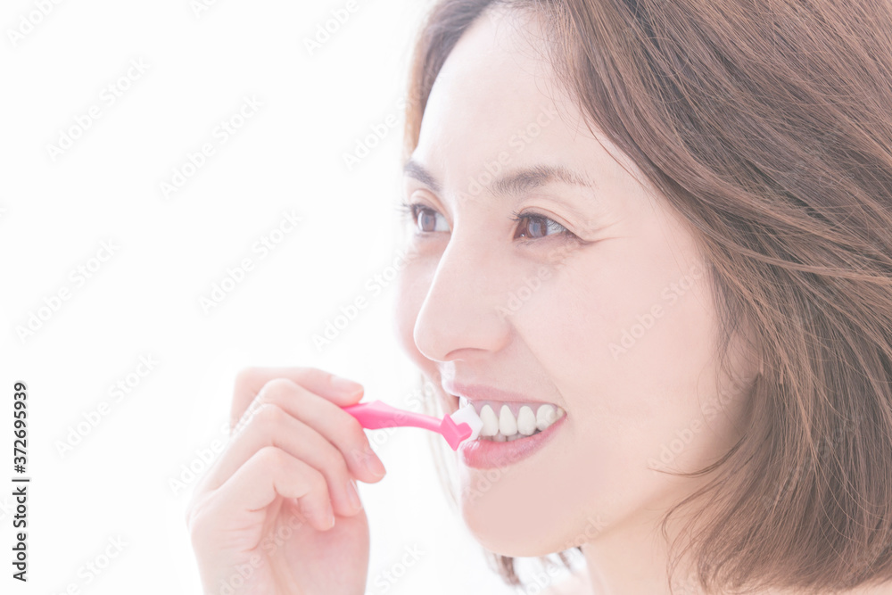 ホワイトニングをする女性 ホワイトニングをする女性