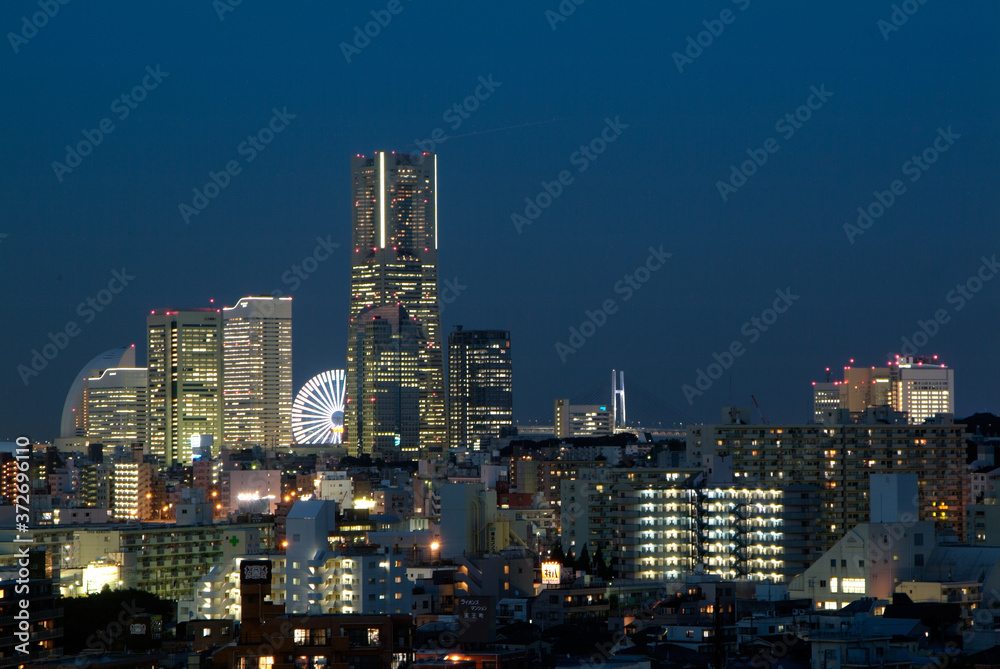 Naklejka premium 横浜みなとみらいのビル群・夜景