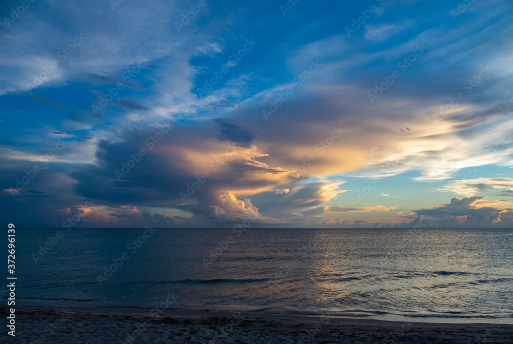 Obraz premium Sunset over the Gulf of Mexico from Venice Beach in Venice Florida